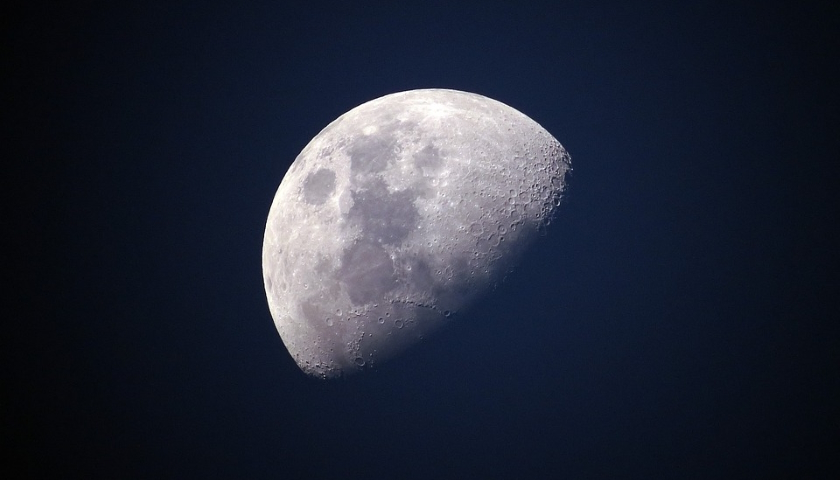Měsíc vesmír satelit
